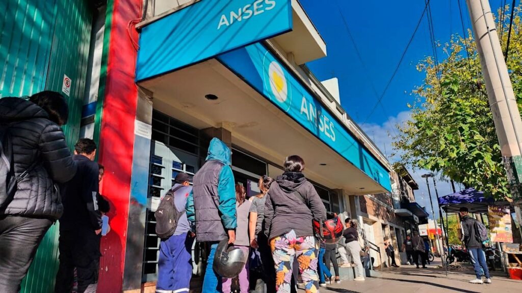 ¿Quiénes cobran este miércoles y qué novedades trae ANSES?