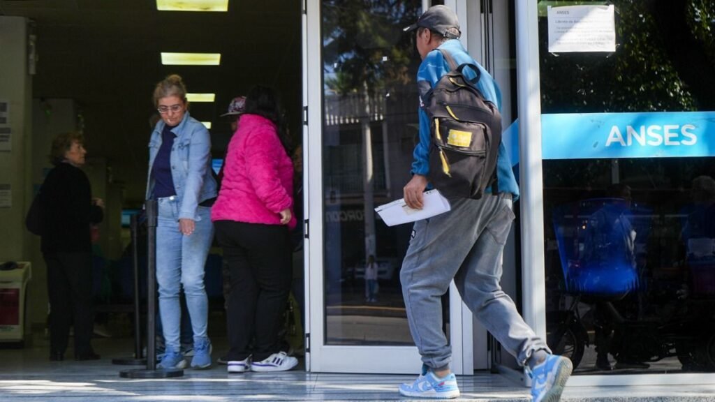 ¿Quiénes cobran este lunes según el calendario de ANSES?