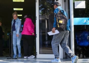 ¿Quiénes cobran este lunes según el calendario de ANSES?