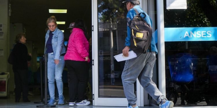 ¿Quiénes cobran este lunes según el calendario de ANSES?