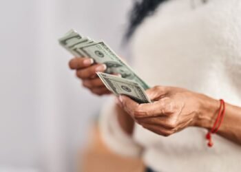 Acciones argentinas suben hasta un 13% tras anuncio de swap con EE. UU.