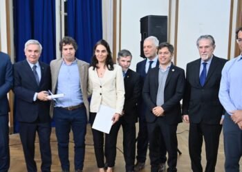 Kicillof destaca triunfo del peronismo y apoyo a Julio Alak en La Plata