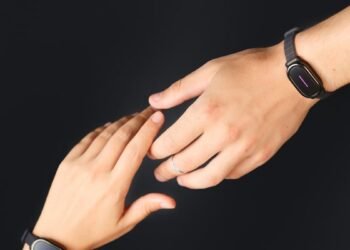 Las pulseras inteligentes que vibran se convierten en un símbolo de conexión emocional