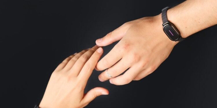 Las pulseras inteligentes que vibran se convierten en un símbolo de conexión emocional