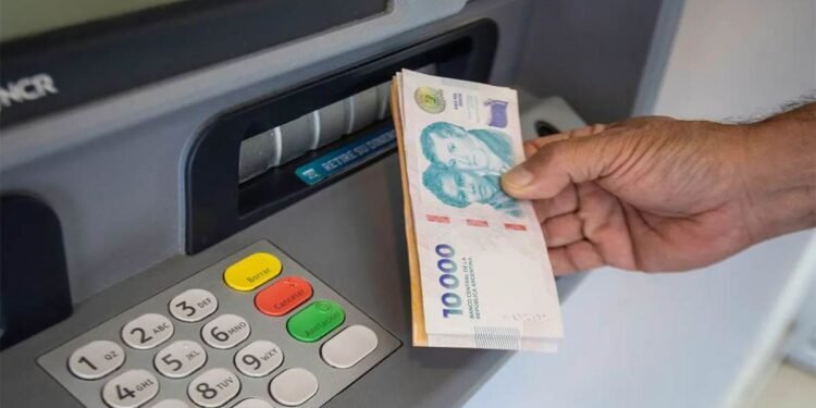 Bancos ajustan límites de extracción y comisiones por cajeros automáticos