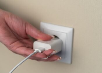 Los riesgos de dejar el cargador del celular enchufado todo el tiempo