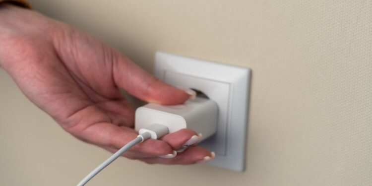 Los riesgos de dejar el cargador del celular enchufado todo el tiempo