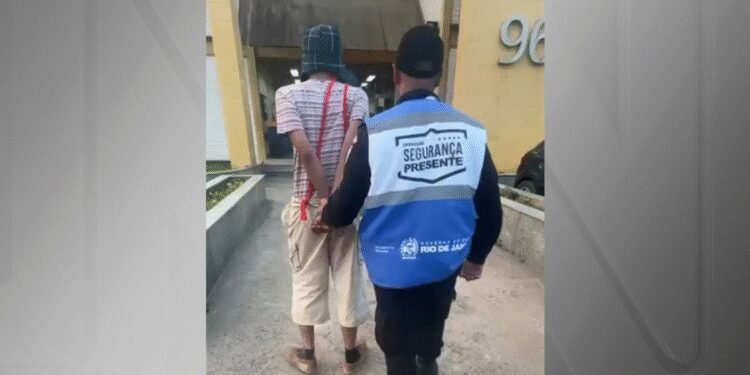 Detienen a joven disfrazado del Chavo del 8 con marihuana en Río de Janeiro