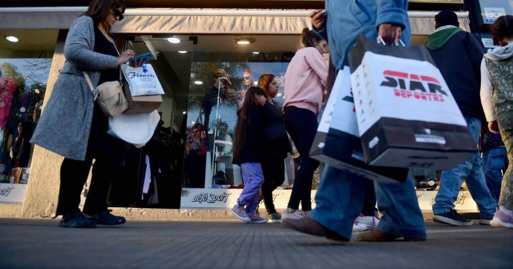 Las ventas caen por cuarto mes consecutivo mientras el optimismo se reduce