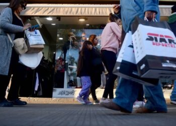 Las ventas caen por cuarto mes consecutivo mientras el optimismo se reduce
