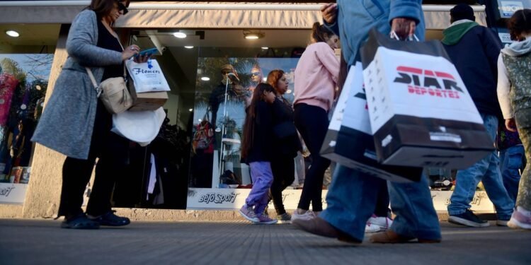 Las ventas caen por cuarto mes consecutivo mientras el optimismo se reduce