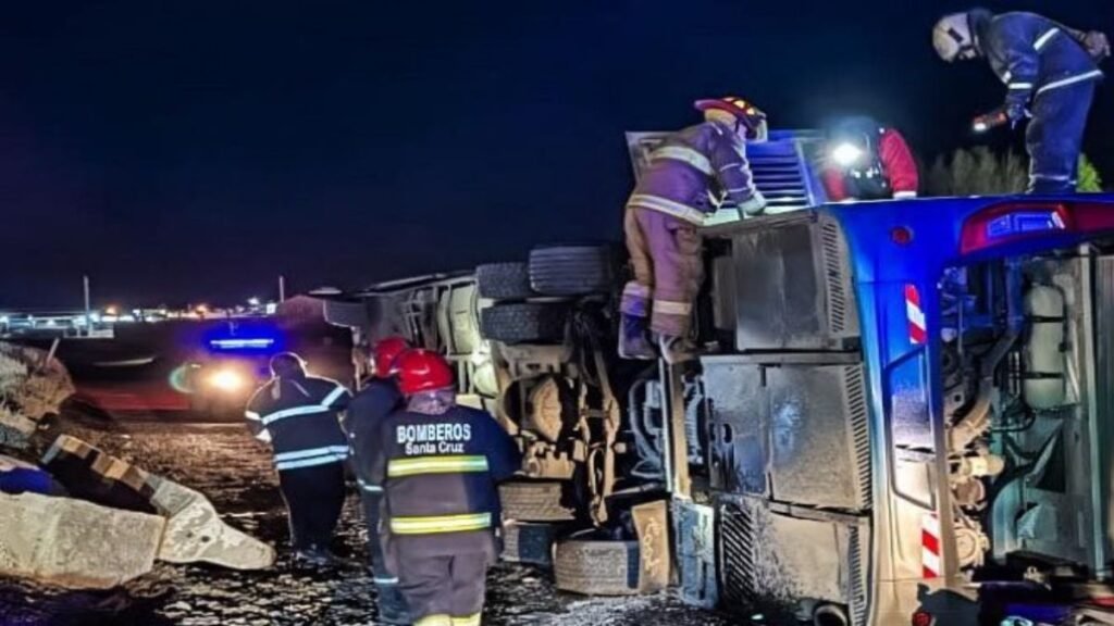 Tres muertos y varios heridos al volcar un colectivo en Caleta Olivia