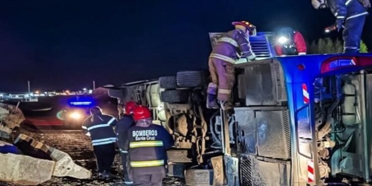 Tres muertos y varios heridos al volcar un colectivo en Caleta Olivia