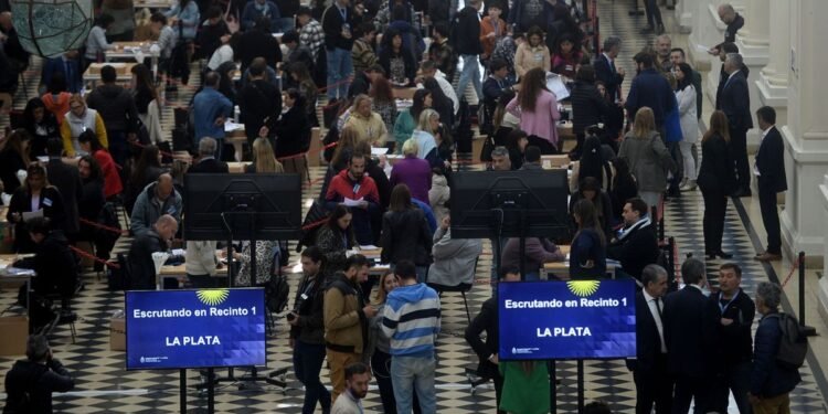 El escrutinio definitivo se realiza en el Pasaje Dardo Rocha de La Plata