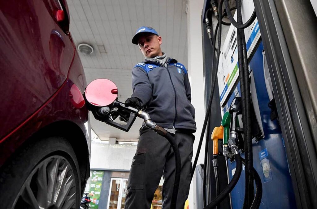 Suba del dólar impulsa nuevo aumento en nafta y gasoil en el país