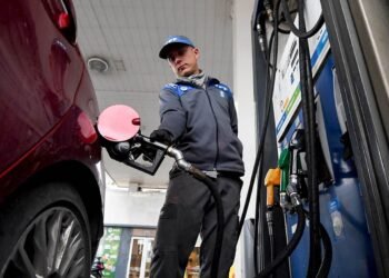 Suba del dólar impulsa nuevo aumento en nafta y gasoil en el país