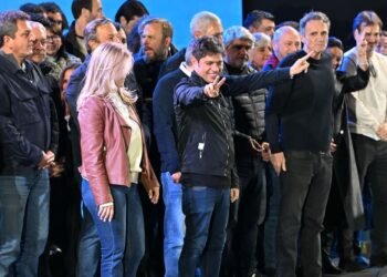 Kicillof celebra triunfo en la provincia y desafía a Milei a dialogar