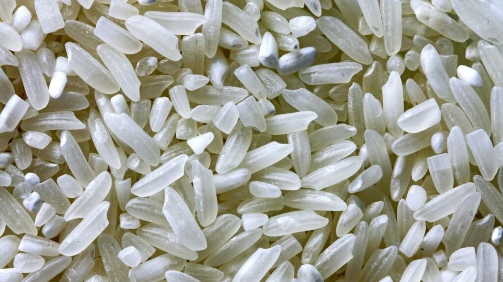 Lavar el arroz antes de cocinarlo mejora su textura y seguridad alimentaria