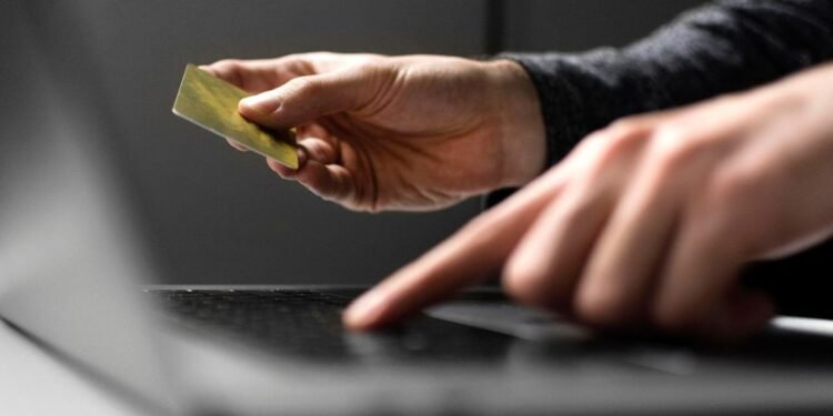 Crece el fraude en línea con páginas falsas que imitan supermercados