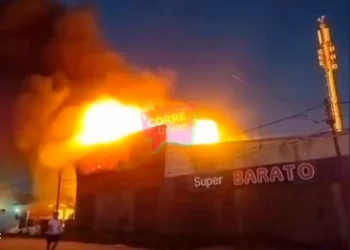 Incendio en Zárate: dos muertos y un supermercado destruido en madrugada trágica