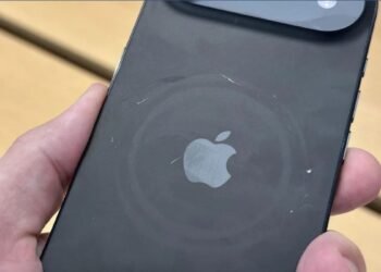 Apple asegura que manchas en nuevos iPhone son residuos, no rayones