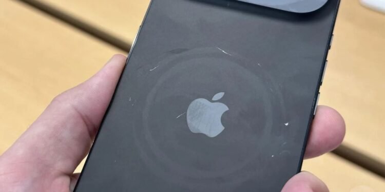 Apple asegura que manchas en nuevos iPhone son residuos, no rayones