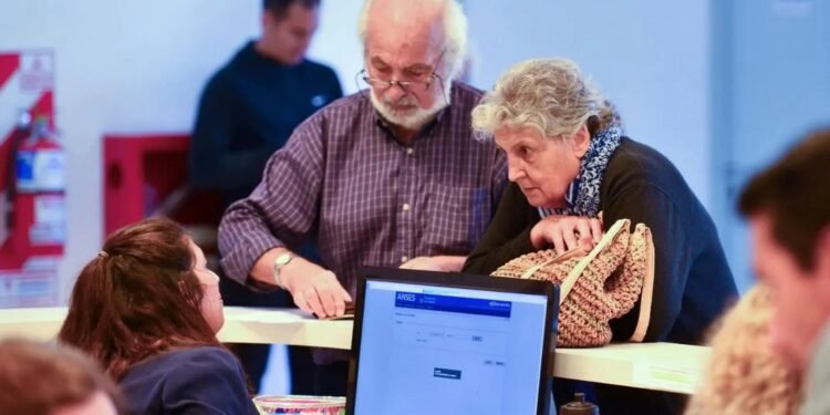 Se confirmó el aumento de jubilaciones y asignaciones para octubre en Argentina