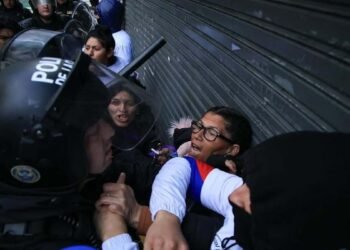 Represión policial durante la marcha por justicia por el triple femicidio