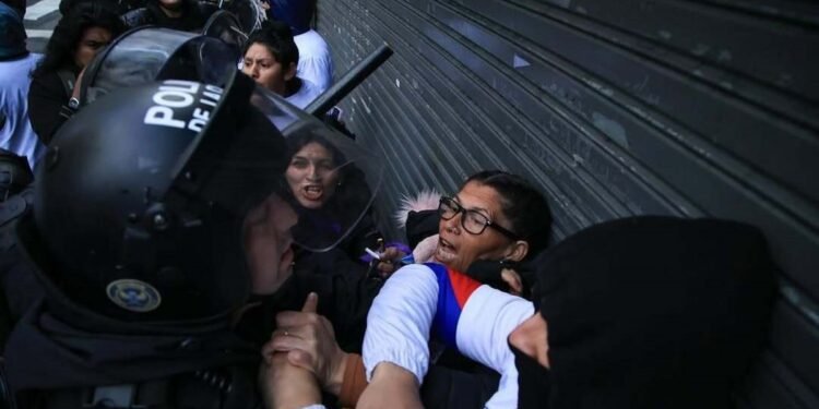 Represión policial durante la marcha por justicia por el triple femicidio