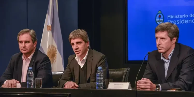 La presión cambiaria crece tras el nuevo récord del dólar oficial
