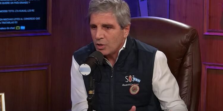 Caputo asegura pagos de enero y julio mientras defiende el dólar en crisis