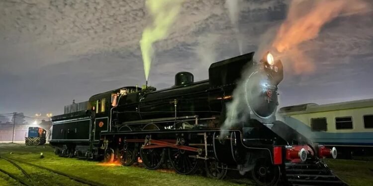 Restauran locomotora histórica y planean trayectos turísticos en la costa