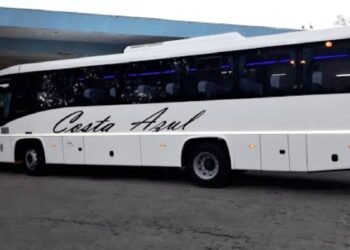 Roban micro de Costa Azul en marcha en la terminal de Miramar mientras espera su salida