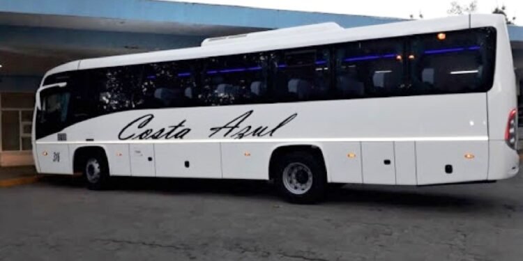 Roban micro de Costa Azul en marcha en la terminal de Miramar mientras espera su salida