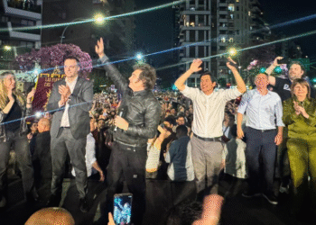 Milei lanza campaña electoral en Córdoba y arremete contra la oposición