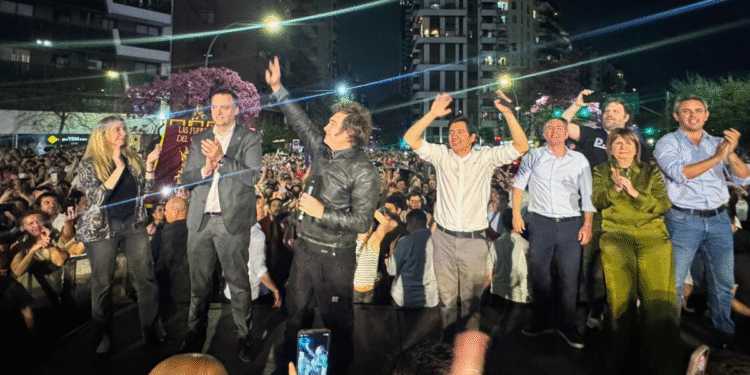 Milei lanza campaña electoral en Córdoba y arremete contra la oposición