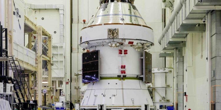 NASA lanzará Artemis II a la Luna en 2026 con astronautas a bordo