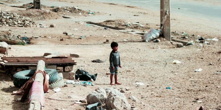 Casi la mitad de los chicos en Argentina vive en la pobreza, según el INDEC