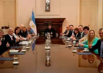 Milei reúne a su gabinete en la Casa Rosada tras fuerte revés electoral