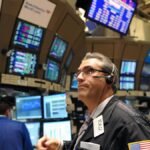 Intervención del mercado provoca caídas en bonos y aumenta el riesgo país
