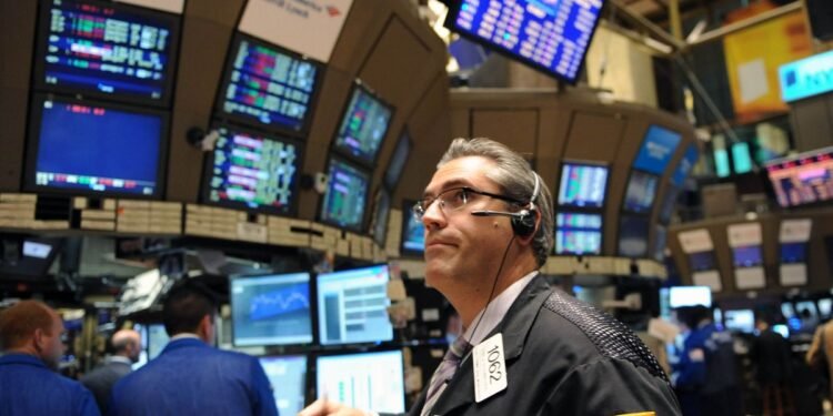 Intervención del mercado provoca caídas en bonos y aumenta el riesgo país