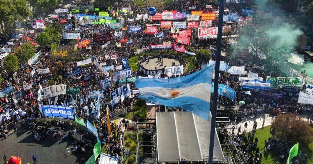 Milei veta ley de financiamiento universitario y desata debate en el Congreso