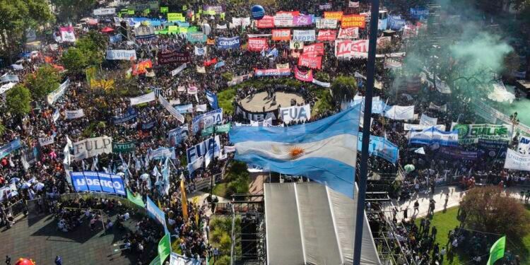 Milei veta ley de financiamiento universitario y desata debate en el Congreso