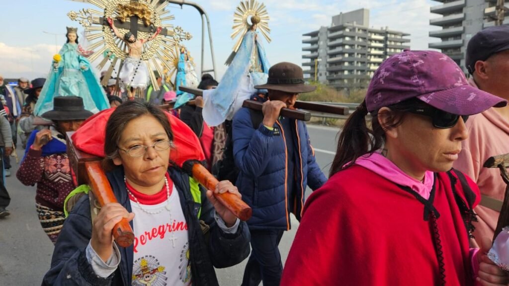 Cientos de peregrinos caminan hacia la fiesta del Milagro en Salta