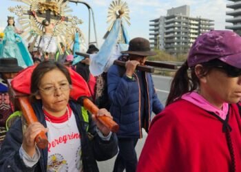 Cientos de peregrinos caminan hacia la fiesta del Milagro en Salta