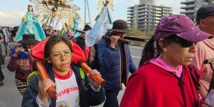 Cientos de peregrinos caminan hacia la fiesta del Milagro en Salta