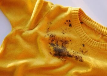 Cómo quitar manchas de aceite de motor de la ropa sin complicaciones