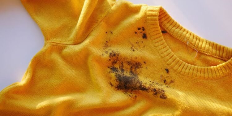 Cómo quitar manchas de aceite de motor de la ropa sin complicaciones