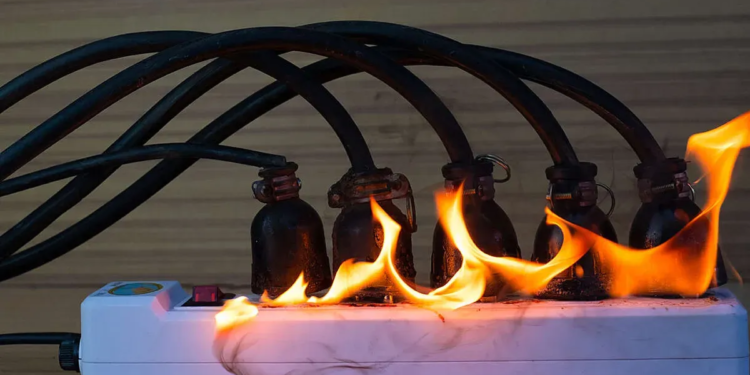 Riesgos del uso de alargadores en el hogar: cómo prevenir incendios y electrocuciones