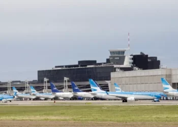 Aerolíneas Argentinas advierte demoras en vuelos por asambleas de pilotos de APLA